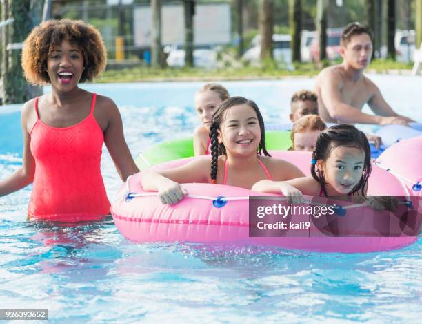 multi-ethnischen kinder, spaß am fluß im wasserpark - girls and boys playing in waterpark stock-fotos und bilder