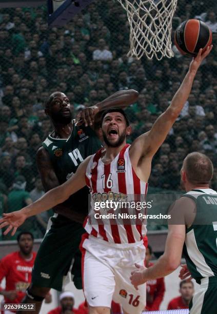 Kostas Papanikolaou, #16 of Olympiacos Piraeus competes with James Gist, #14 of Panathinaikos Superfoods Athens during the 2017/2018 Turkish Airlines...