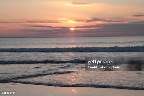 sun setting at fanore beach co clare - ireland surf wave stockfoto's en -beelden