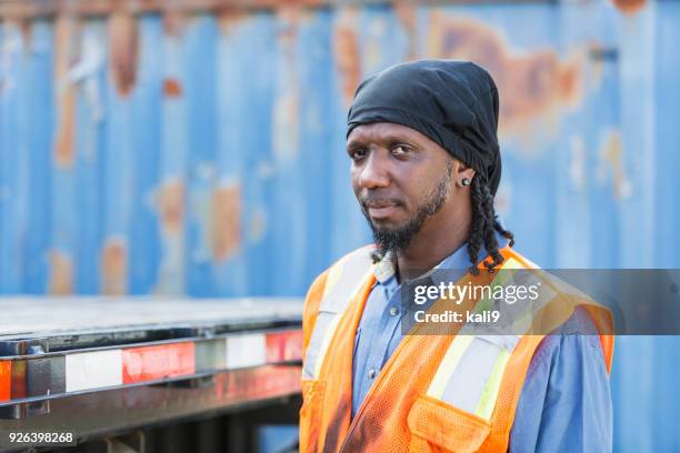 hombre negro maduro en chaleco de seguridad junto a su camión - do rag fotografías e imágenes de stock