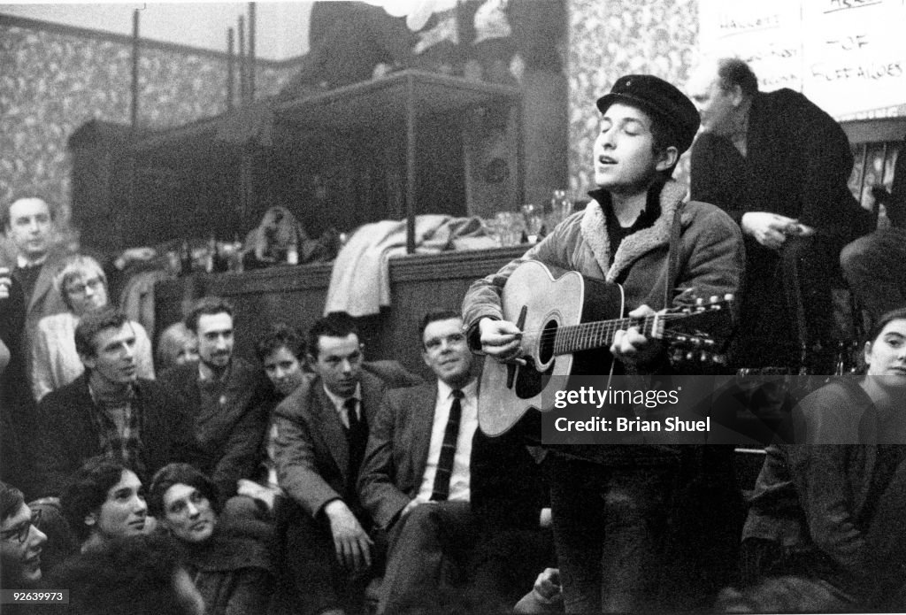 Dylan Arrives In Britain