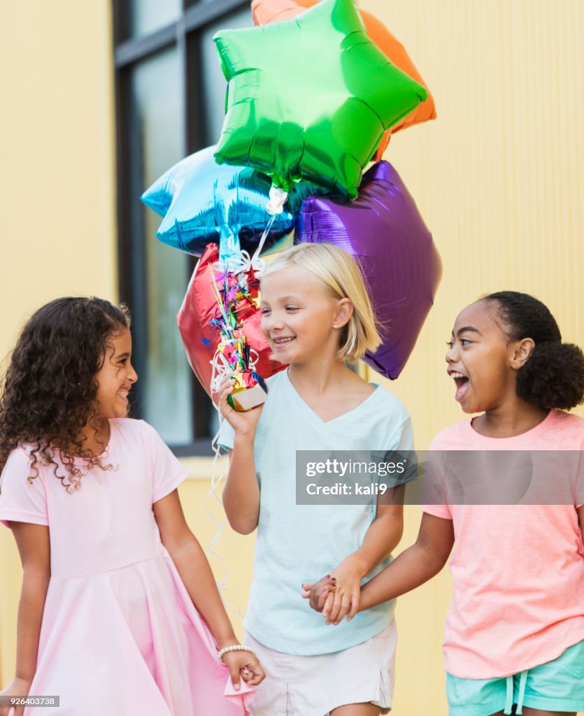 Tres chicas paseando con globos
