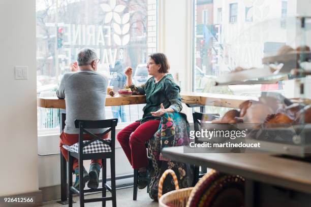 älteres paar mit frühstück in einem lokalen coffee-shop. - old couple restaurant stock-fotos und bilder