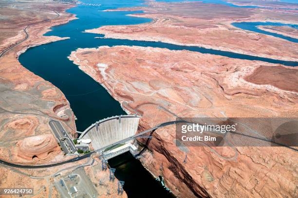 glen canyon dam, colorado river, aerial view, arizona, usa - barrage photos et images de collection