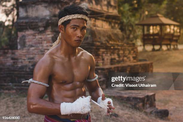 ancient muay thai, asian man exercising thai boxing - glory kickboxing stockfoto's en -beelden