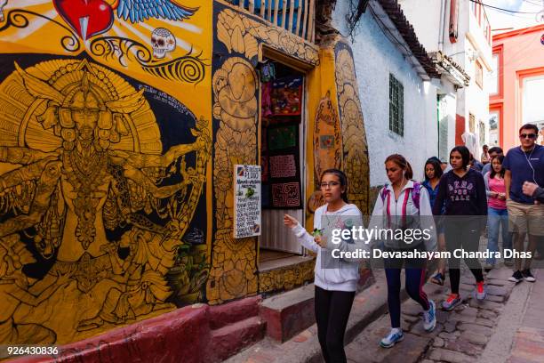 bogotá, kolumbien - lokale kolumbianer und touristen auf kopfsteinpflaster calle del embudo, in la candelaria die altstadt der hauptstadt anden - embudo stock-fotos und bilder