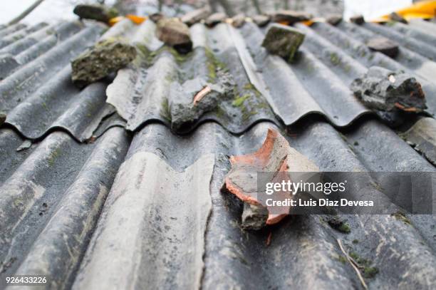 roof detail - asbest stockfoto's en -beelden