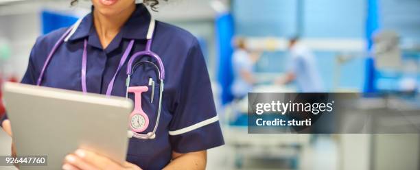 krankenschwester-nahaufnahme mit tablet - nhs nurse stock-fotos und bilder
