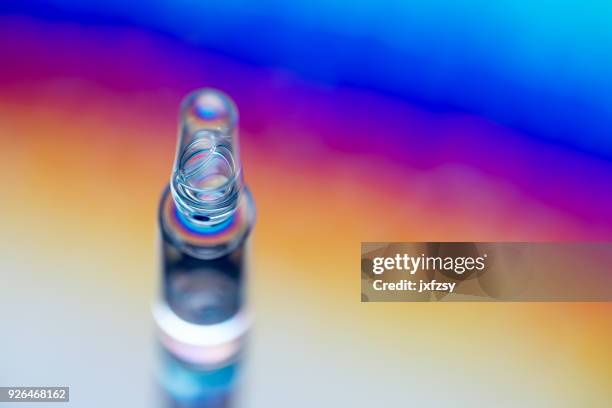 vaccine in the glass vial under polarized light - peptídeo imagens e fotografias de stock