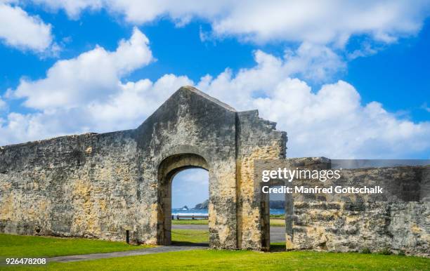 norfolk island prisoner barracks ruins - norfolk island stock-fotos und bilder
