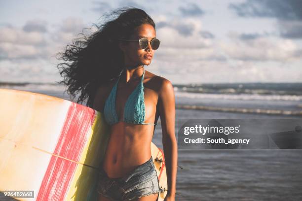 jonge surfer vrouw - kids swimsuit models stockfoto's en -beelden