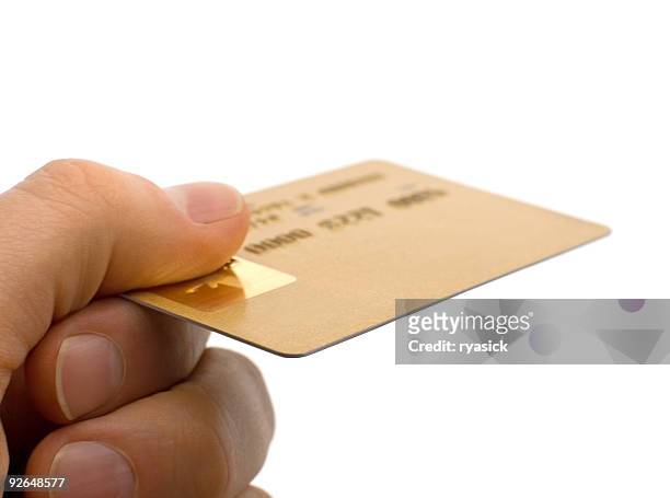 nahaufnahme der verbraucher hand holding gold kreditkarte isoliert - credit card debt stock-fotos und bilder