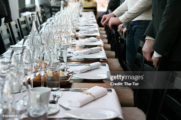 guests in front of table set for dinner - 晚宴 個照片及圖片檔