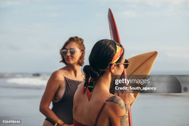 meisjes gaan surfen - kids swimsuit models stockfoto's en -beelden