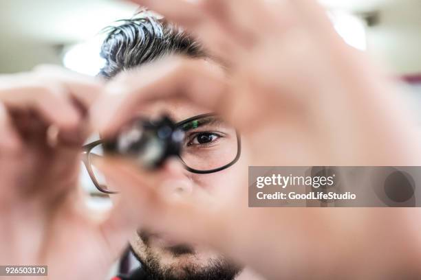 arbeitnehmer, die betrachten eines mikrochips - nanotechnology stock-fotos und bilder