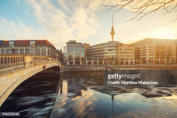 berlin city winter skyline with spree river reflection and sunlight - makarinus photos et images de collection