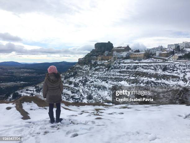 woman enjoying winter landscape - castellón - fotografias e filmes do acervo