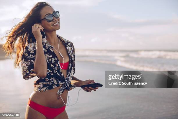 vrouw genieten op vakantie - kids swimsuit models stockfoto's en -beelden