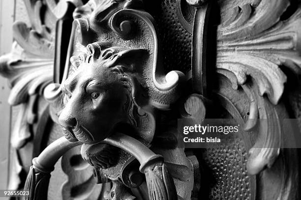 doorknocker - style baroque photos et images de collection