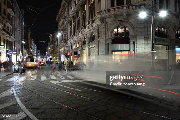 il paesaggio urbano di milano a mezzanotte, italia - milano notte foto e immagini stock