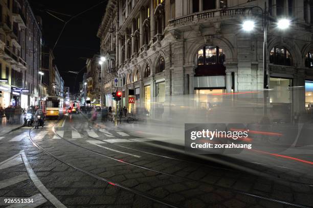 milaan cityscape om middernacht, italië - stad centrum italie stockfoto's en -beelden