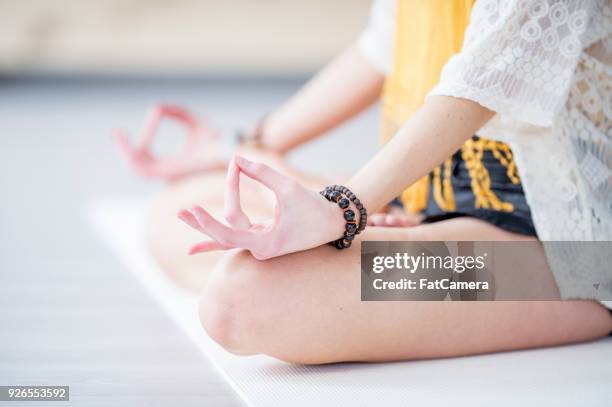 meditando sobre una almohada - fashion woman floor cross legged fotografías e imágenes de stock