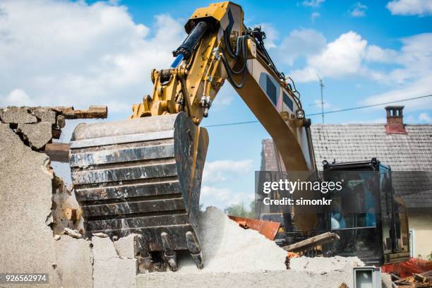 demolizione dell'edificio - demolish foto e immagini stock