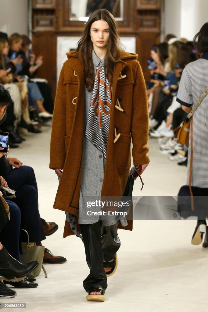 Loewe : Runway - Paris Fashion Week Womenswear Fall/Winter 2018/2019