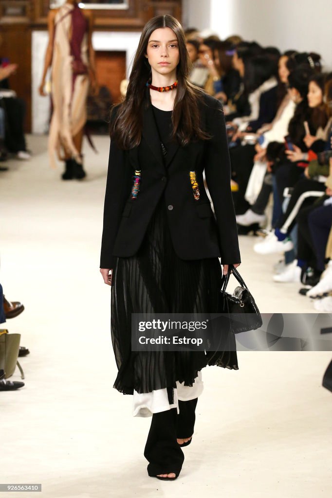 Loewe : Runway - Paris Fashion Week Womenswear Fall/Winter 2018/2019