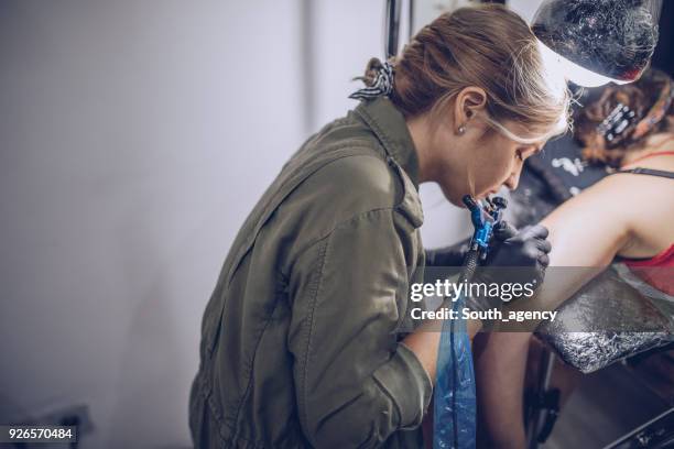 flicka tatuerare arbetar - surgical needle bildbanksfoton och bilder