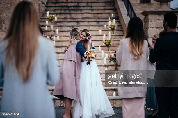 donna che si congratula con la sposa al ricevimento di nozze rustico cottage - sposa foto e immagini stock