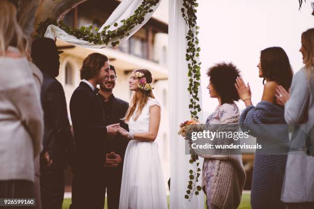 feliz novia y el novio casarse en ceremonia de la boda al aire libre - promesas de matrimonio fotografías e imágenes de stock