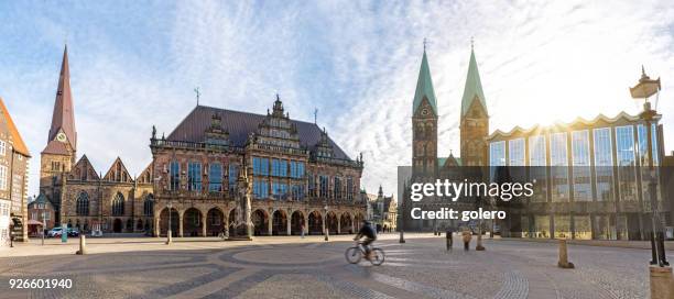 marktplein in bremen met kathedraal en het stadhuis - kathedraal stockfoto's en -beelden
