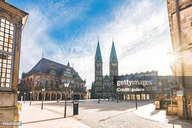 marktplatz in bremen mit dom und rathaus - bremen stock-fotos und bilder