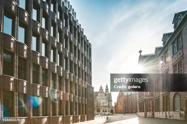 carril viejo en bremen con edificios de ladrillo histórico - bremen fotografías e imágenes de stock