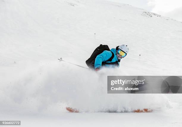 esquí sobre nieve en polvo - andorra ski fotografías e imágenes de stock