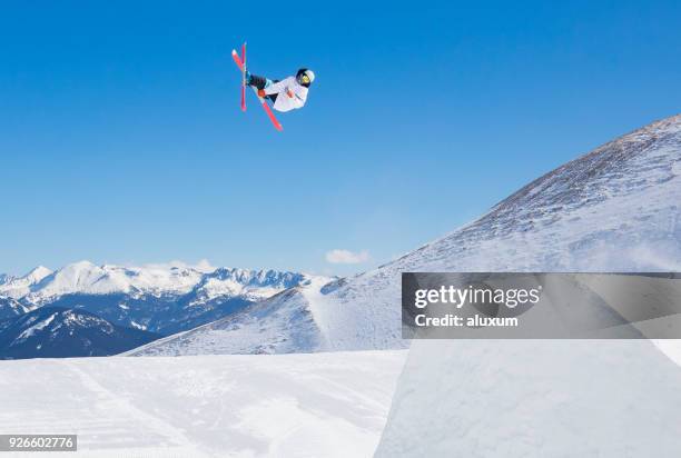 salto de esquí freestyle extremo - andorra ski fotografías e imágenes de stock