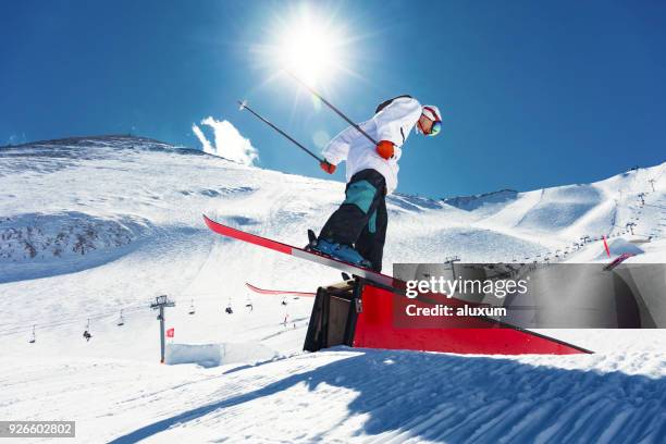 esquiador freestyle barandilla en el parque de nieve - andorra ski fotografías e imágenes de stock