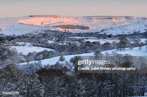 Coombs Rocks Winter Sunset Over Coombs Rocks Derbyshire Uk High-Res Stock Photo ...