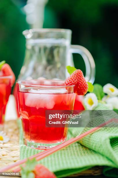 strawberry ice tea mit eis - strawberry ice cube studio stock-fotos und bilder