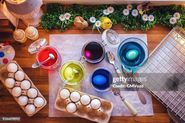 färben ostereier mit natürlichen dye-effekt - rote bete gezeichnet stock-fotos und bilder