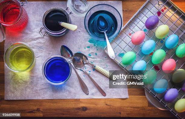 färben ostereier mit natürlichen dye-effekt - rote bete gezeichnet stock-fotos und bilder