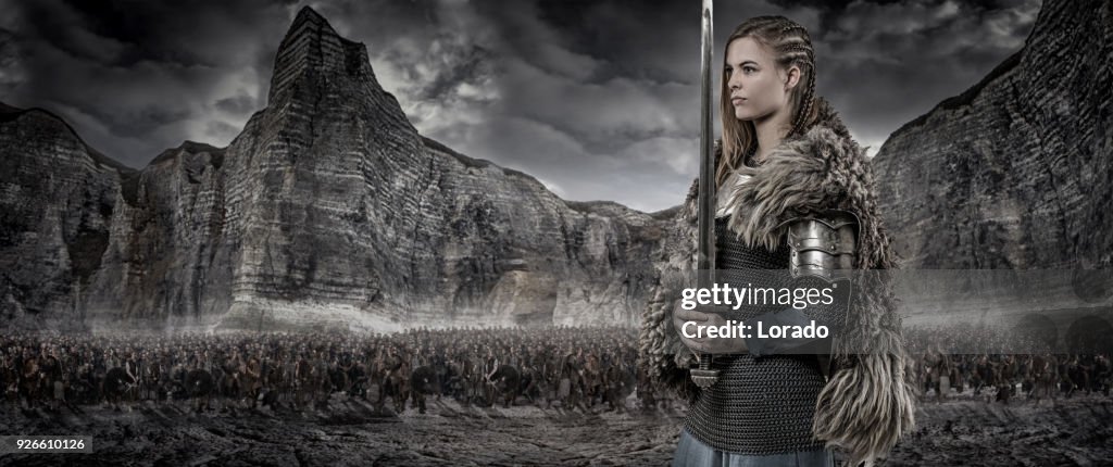 Mujer de Guerrero con esgrimiendo viking sola frente tesoro Vikingo y gama de la montaña de la arma