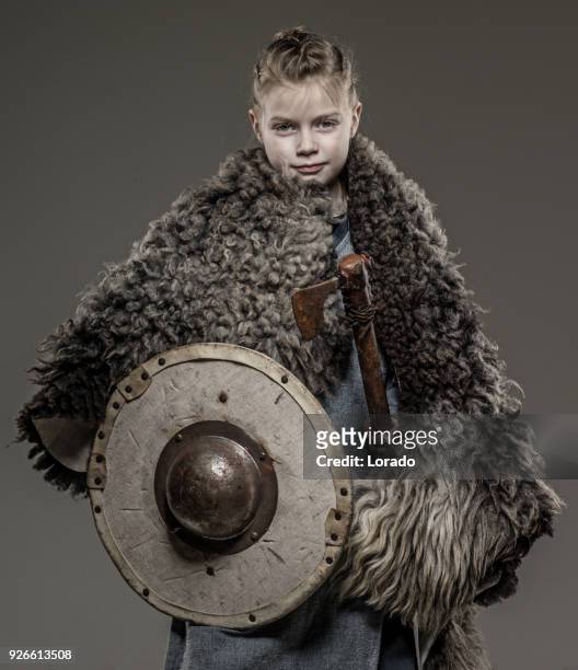 arme maniant viking warrior princesse fille seule - vikings photos et images de collection