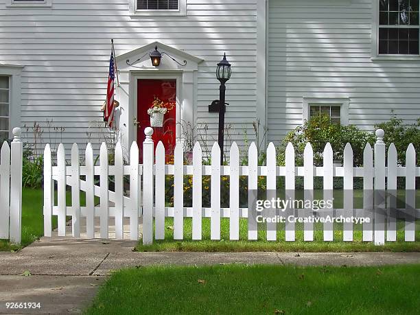 red front door on colonial style house - tuinhek stockfoto's en -beelden