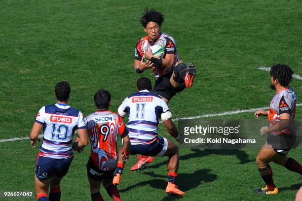 Yoshitaka Tokunaga of Sunwolves catches the ball during the Super Rugby round 3 match between Sunwolves and Rebels at the Prince Chichibu Memorial...