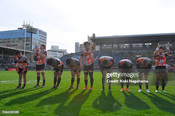 Players of Sunwolves bow toward their fans during the Super Rugby round 3 match between Sunwolves and Rebels at the Prince Chichibu Memorial Ground...