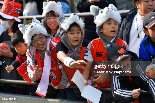 Young fans of Sunwolves waves to players of Sunwolves after the Super Rugby round 3 match between Sunwolves and Rebels at the Prince Chichibu...