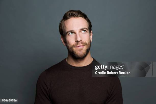 dreamy-eyed handsome man - portrait regard de côté studio photos et images de collection