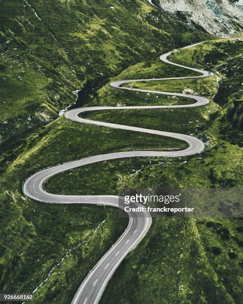 julier pass road in svizzera - strada tortuosa foto e immagini stock
